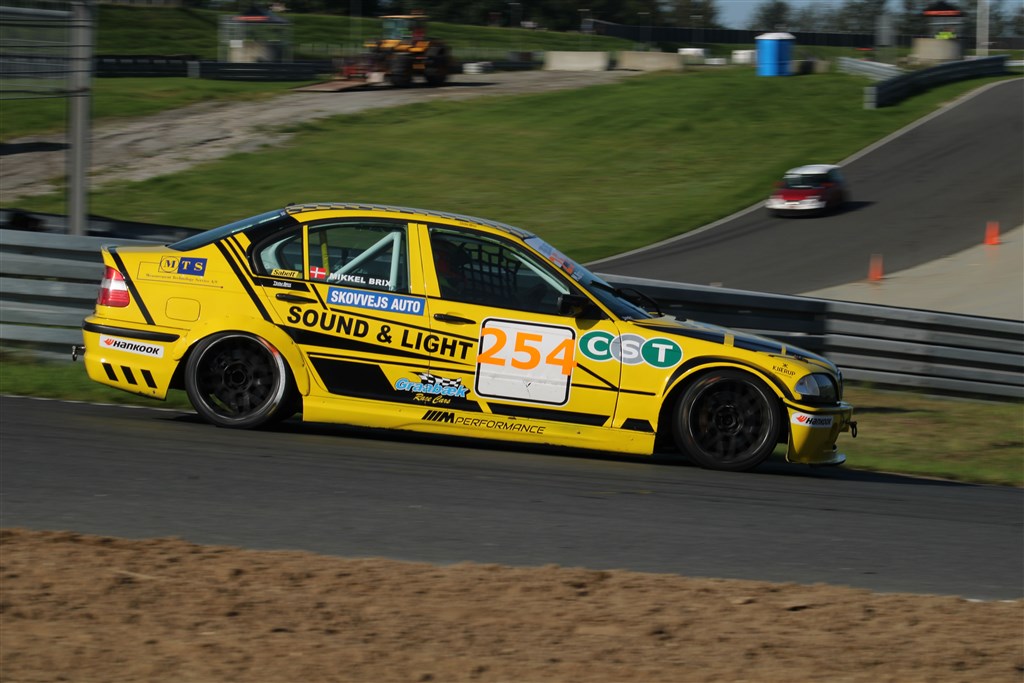 Mikkel Brix Kristensen viste rigtig god fart i heat 3 på Ring Djursland, inden bilen begyndte at drille. Hvis han kan få den til at køre i 15 minutter + 1 omgang uden knas, kan han meget vel stå øverst på podiet i et eller flere løb i weekenden.
(Foto: JJ Media)